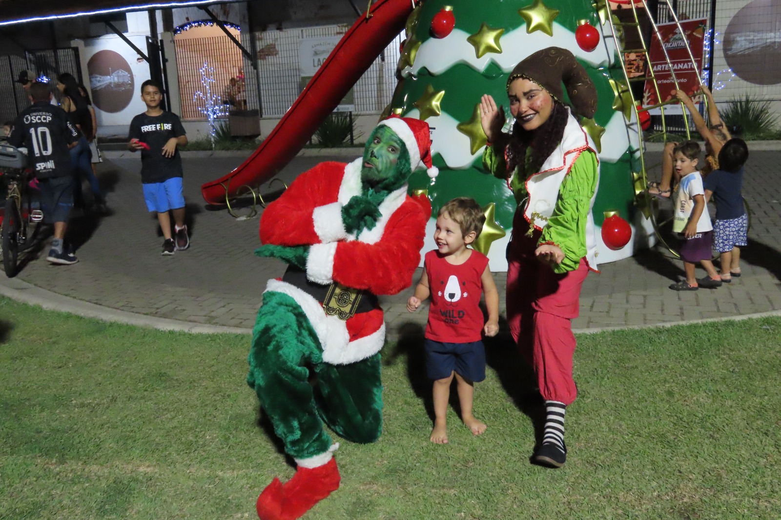 Natal Encantado: Gruta do Grinch e Passeata Natalina Comevap são atrações desta quinta-feira